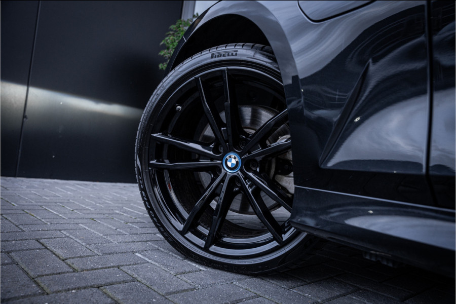 BMW 3 Serie Touring 330e xDrive - M Sport/ performance | Panorama | H&K | Memory | 360 Camera | HUD