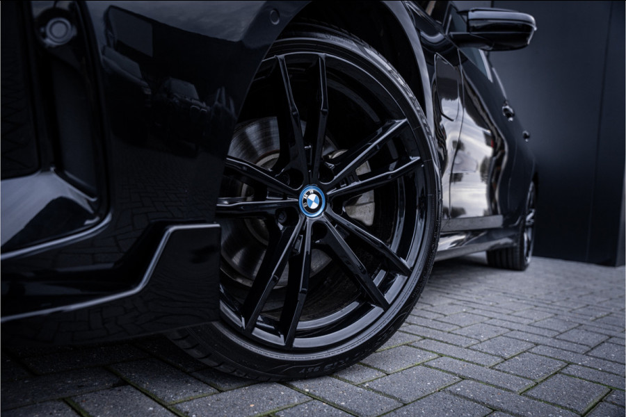 BMW 3 Serie Touring 330e xDrive - M Sport/ performance | Panorama | H&K | Memory | 360 Camera | HUD
