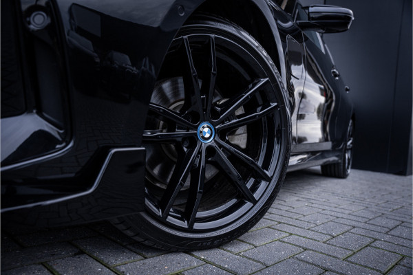 BMW 3 Serie Touring 330e xDrive - M Sport/ performance | Panorama | H&K | Memory | 360 Camera | HUD