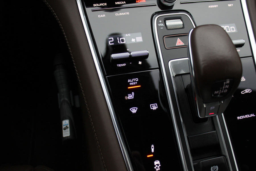 Porsche Panamera Sport Turismo 2.9 4 E-Hybrid Platinum Edition 61.598 km / Panoramadak / 360Camera / Head-up / Luchtvering / Matrix LED / Softclose / Bose / Keyless / 21'' / Sportuitlaat / Sportdesign+Chrono / Stuurverwarming / Stoelverwarming 4x /