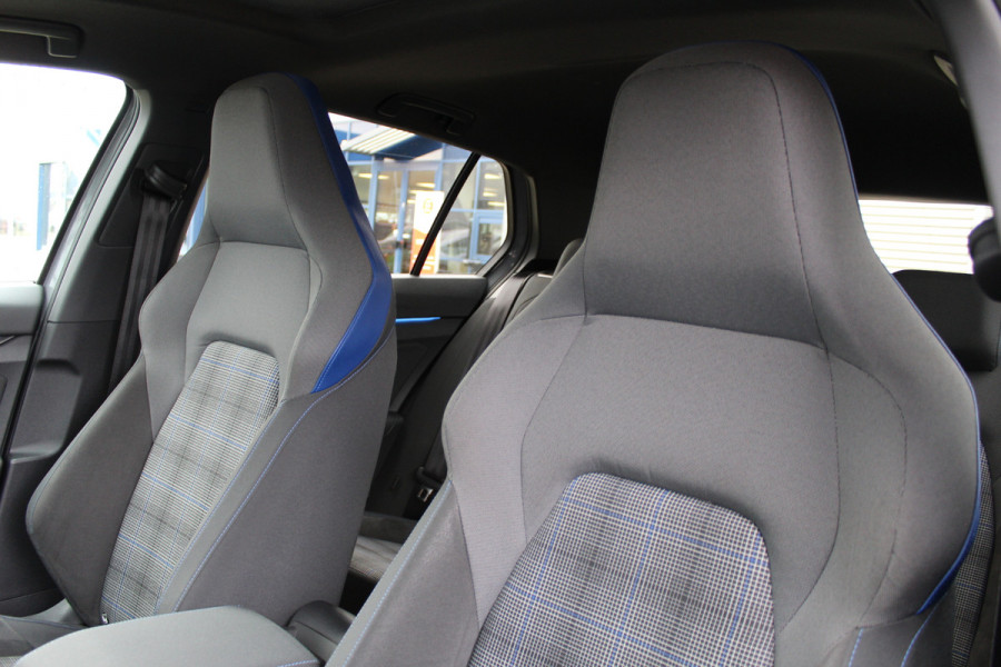 Volkswagen Golf 1.4 eHybrid GTE | Panoramadak | iQ Light | Elek. Trekhaak | Virtual Cockpit | HUD