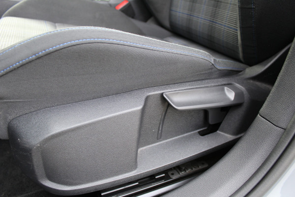 Volkswagen Golf 1.4 eHybrid GTE | Panoramadak | iQ Light | Elek. Trekhaak | Virtual Cockpit | HUD