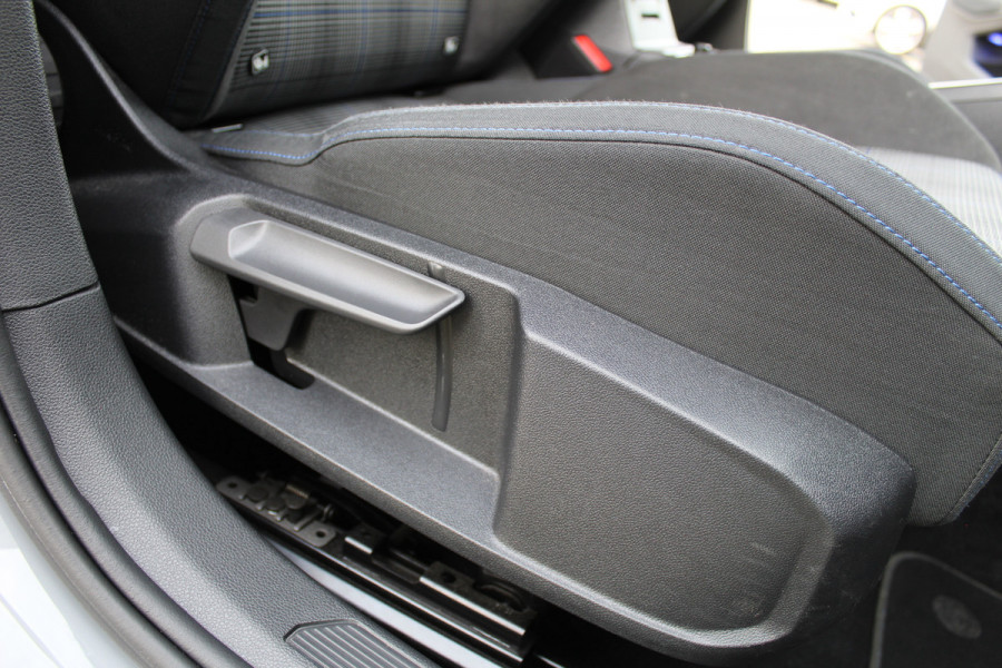 Volkswagen Golf 1.4 eHybrid GTE | Panoramadak | iQ Light | Elek. Trekhaak | Virtual Cockpit | HUD