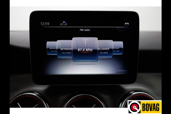 Mercedes-Benz GLA 180 Buss.Sol. AMG Automaat | Trekhaak | Led | Stoelverw. | Navigatie | Climate control | All season banden, Keyless entry/start, Electrische achterklep