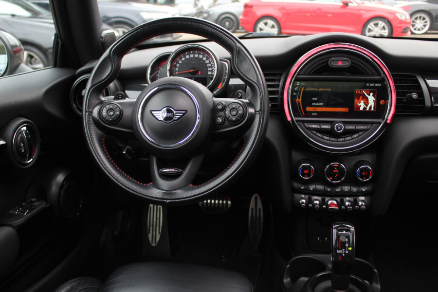 MINI Cabrio 1.5 Cooper / JCW Package / Leder / CarPlay / 18'' / Keyless / Navigatie / Stoelverwarming / Windscherm / Cruise Control