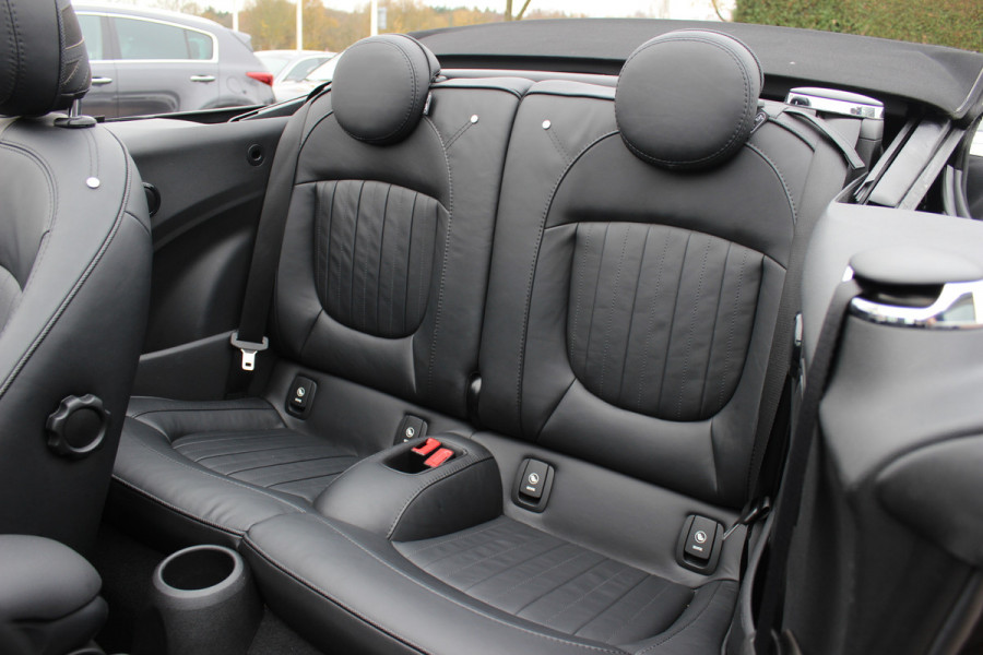 MINI Cabrio 1.5 Cooper / JCW Package / Leder / CarPlay / 18'' / Keyless / Navigatie / Stoelverwarming / Windscherm / Cruise Control