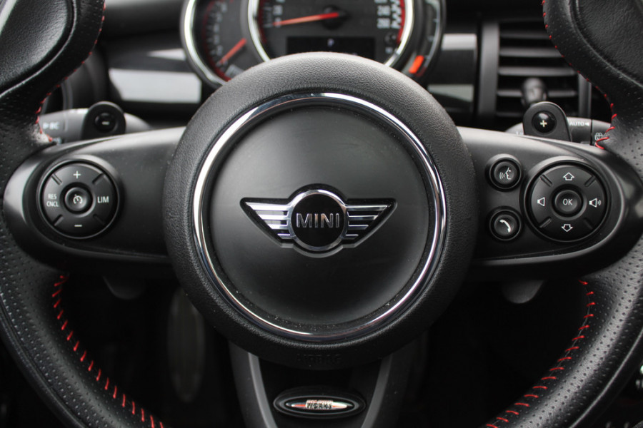 MINI Cabrio 1.5 Cooper / JCW Package / Leder / CarPlay / 18'' / Keyless / Navigatie / Stoelverwarming / Windscherm / Cruise Control