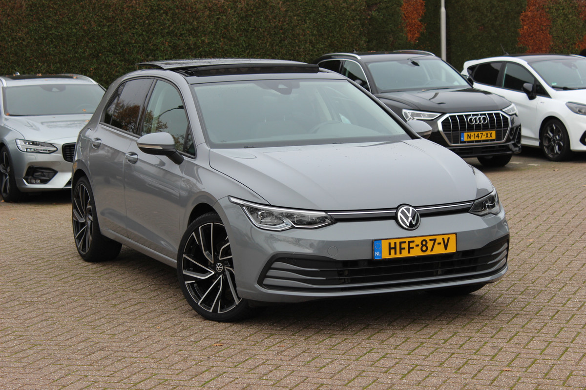 Volkswagen Golf 1.5 TSI / Panoramadak / CarPlay / Keyless / Parkeerhulp V+A / Matrix LED / 18'' / Stoelverwarming / ACC