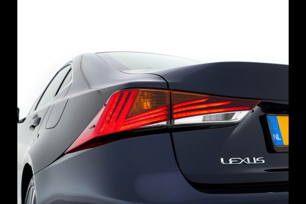 Lexus IS 300h Hybrid Business Line Aut. *PANO | LEATHER-MICROFIBRE | FULL-LED | NAVI-FULLMAP | HEATED-COMFORTSEATS | CAMERA | ECC | SHIFT-PADDLES | PDC | CRUISE | 17''ALU*