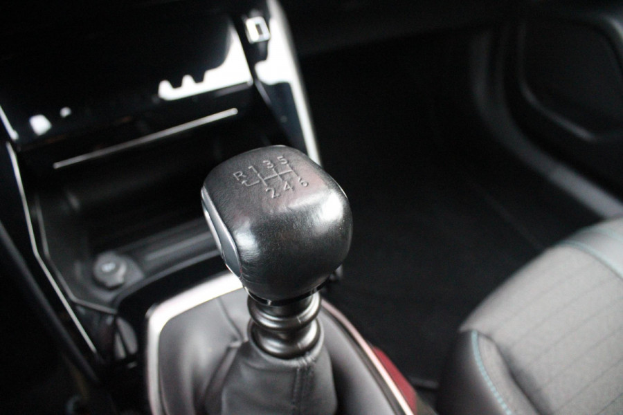 Peugeot 2008 1.2 100PK ALLURE PACK | NAVIGATIE | ACHTERUITRIJ CAMERA | APPLE CARPLAY/ANDROID AUTO | LICHTMETALEN VELGEN 17" | CRUISE CONTROL | LED KOPLAMPEN | DAB+ RADIO | CLIMATE CONTROL |