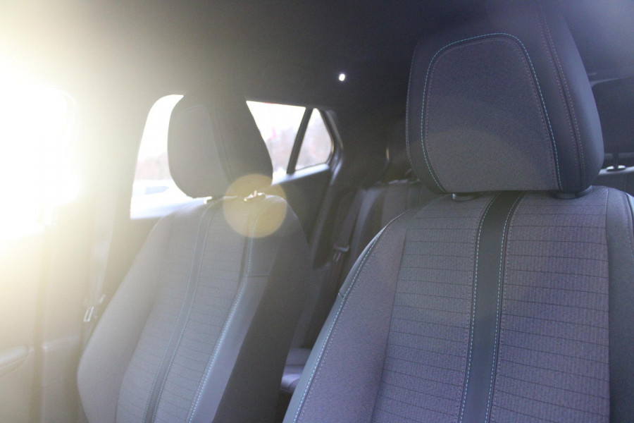 Peugeot 2008 1.2 100PK ALLURE PACK | NAVIGATIE | ACHTERUITRIJ CAMERA | APPLE CARPLAY/ANDROID AUTO | LICHTMETALEN VELGEN 17" | CRUISE CONTROL | LED KOPLAMPEN | DAB+ RADIO | CLIMATE CONTROL |