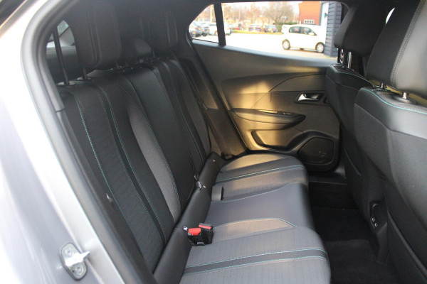Peugeot 2008 1.2 100PK ALLURE PACK | NAVIGATIE | ACHTERUITRIJ CAMERA | APPLE CARPLAY/ANDROID AUTO | LICHTMETALEN VELGEN 17" | CRUISE CONTROL | LED KOPLAMPEN | DAB+ RADIO | CLIMATE CONTROL |
