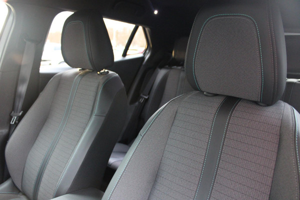 Peugeot 2008 1.2 100PK ALLURE PACK | NAVIGATIE | ACHTERUITRIJ CAMERA | APPLE CARPLAY/ANDROID AUTO | LICHTMETALEN VELGEN 17" | CRUISE CONTROL | LED KOPLAMPEN | DAB+ RADIO | CLIMATE CONTROL |