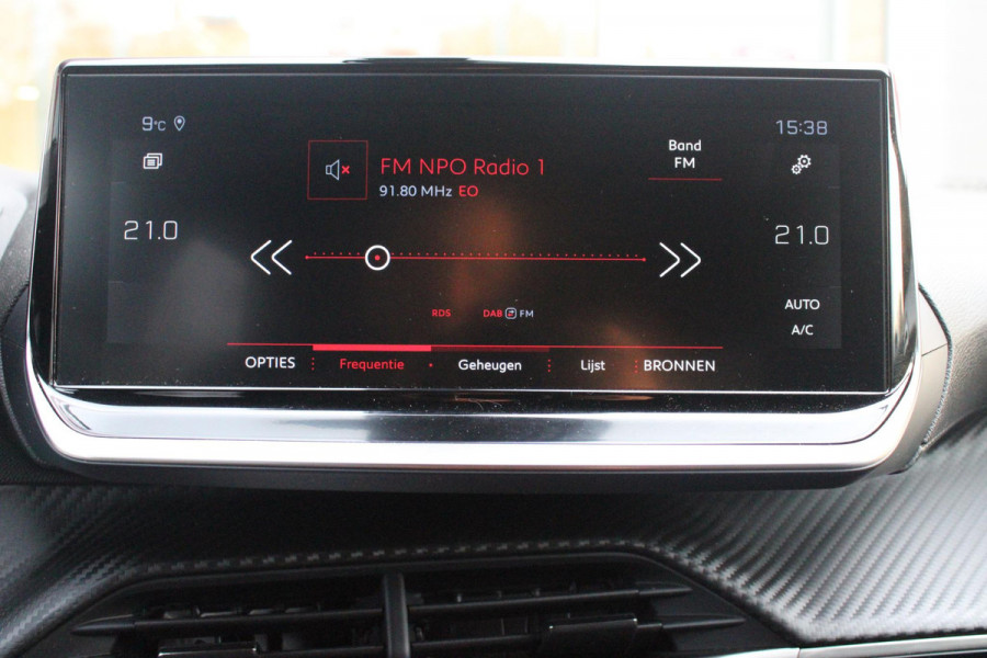 Peugeot 2008 1.2 100PK ALLURE PACK | NAVIGATIE | ACHTERUITRIJ CAMERA | APPLE CARPLAY/ANDROID AUTO | LICHTMETALEN VELGEN 17" | CRUISE CONTROL | LED KOPLAMPEN | DAB+ RADIO | CLIMATE CONTROL |