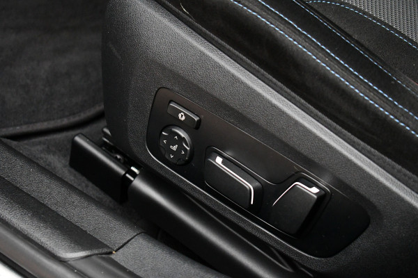 BMW 3 Serie Touring 330e M-Sport LCI-2 Pano Trekh ACC H/K 360 HUD 19inch