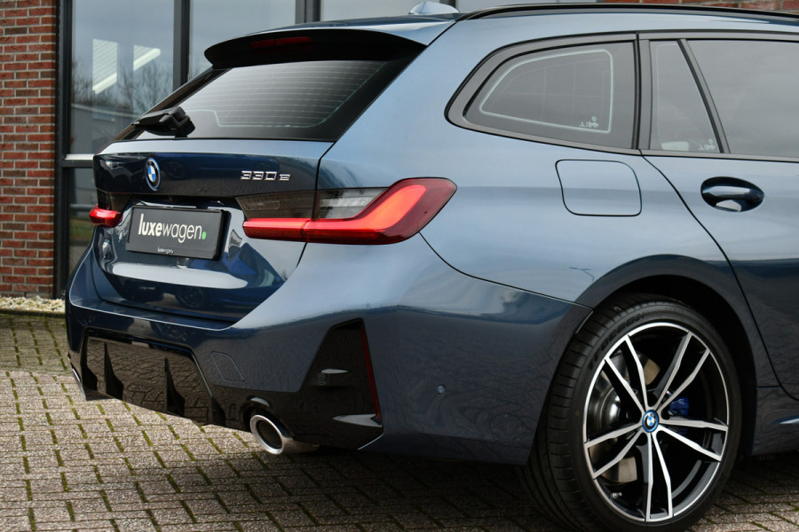 BMW 3 Serie Touring 330e M-Sport LCI-2 Pano Trekh ACC H/K 360 HUD 19inch