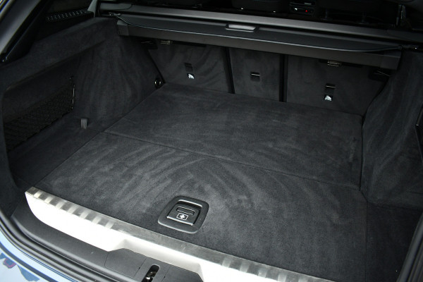 BMW 3 Serie Touring 330e M-Sport LCI-2 Pano Trekh ACC H/K 360 HUD 19inch