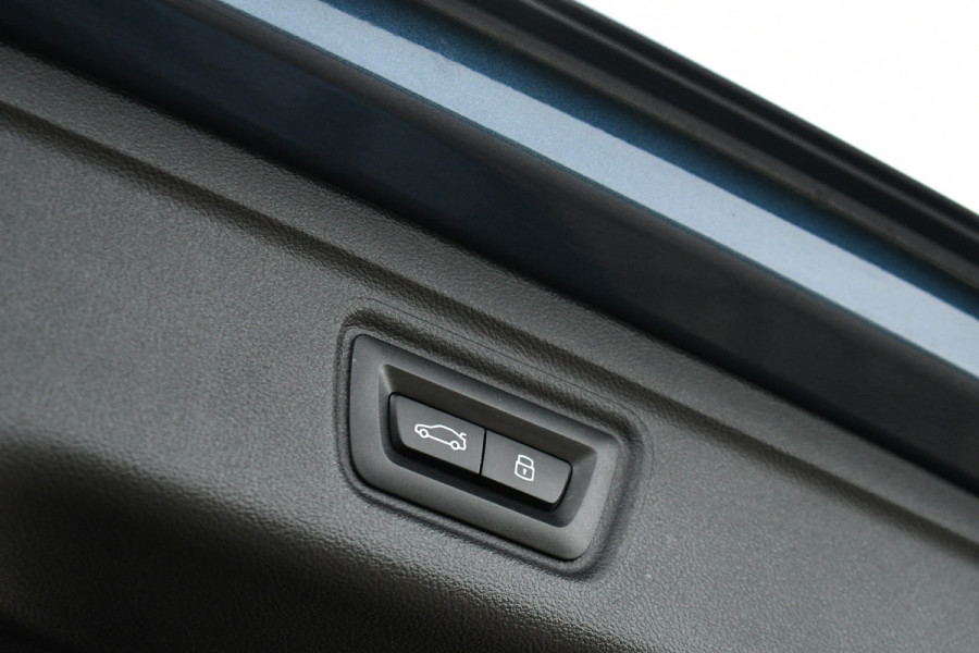 BMW 3 Serie Touring 330e M-Sport LCI-2 Pano Trekh ACC H/K 360 HUD 19inch