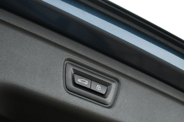 BMW 3 Serie Touring 330e M-Sport LCI-2 Pano Trekh ACC H/K 360 HUD 19inch