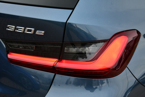 BMW 3 Serie Touring 330e M-Sport LCI-2 Pano Trekh ACC H/K 360 HUD 19inch