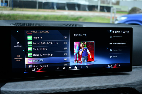 BMW 3 Serie Touring 330e M-Sport LCI-2 Pano Trekh ACC H/K 360 HUD 19inch