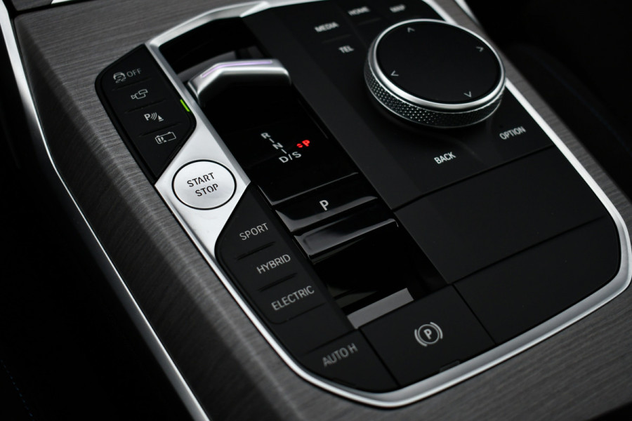 BMW 3 Serie Touring 330e M-Sport LCI-2 Pano Trekh ACC H/K 360 HUD 19inch