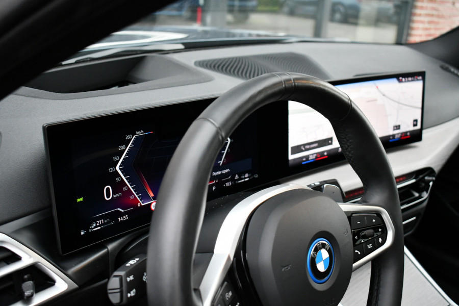 BMW 3 Serie Touring 330e M-Sport LCI-2 Pano Trekh ACC H/K 360 HUD 19inch