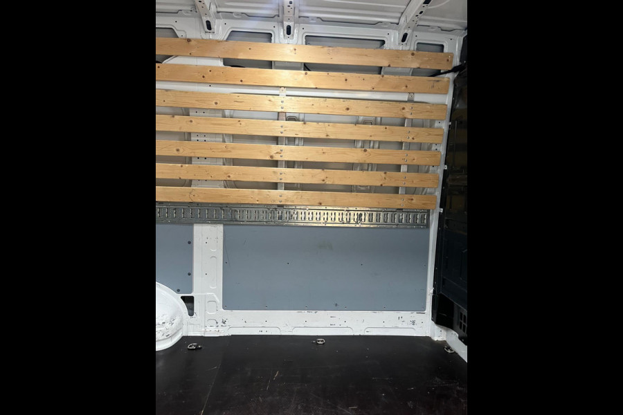 Volkswagen Crafter LAADKLEP L3H3 AUTOMAAT DSG 35 2.0 TDI 140PK 3Persoons, Airco, CruiseControl, Groot Scherm, RIJKLAARPRIJS!