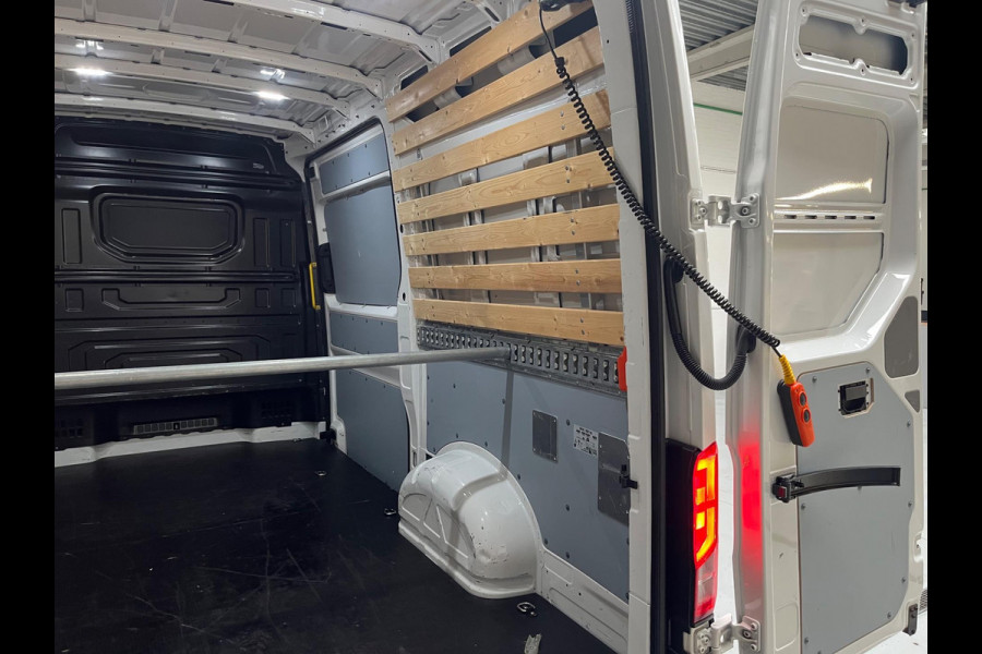 Volkswagen Crafter LAADKLEP L3H3 AUTOMAAT DSG 35 2.0 TDI 140PK 3Persoons, Airco, CruiseControl, Groot Scherm, RIJKLAARPRIJS!