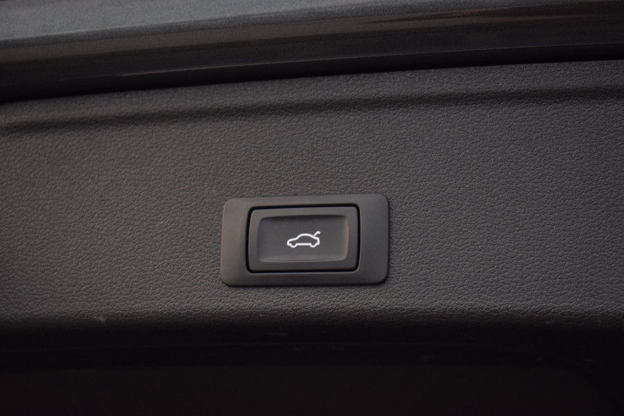 Audi A4 35 TFSI 150pk S-tronic S-line Black Edition | Panoramadak | Virtual | Sfeerverlichting
