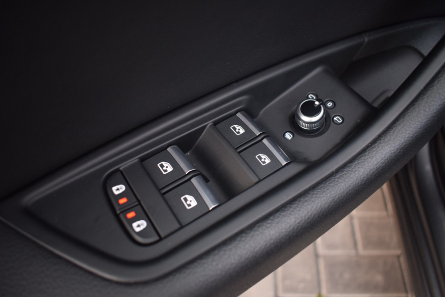 Audi A4 35 TFSI 150pk S-tronic S-line Black Edition | Panoramadak | Virtual | Sfeerverlichting