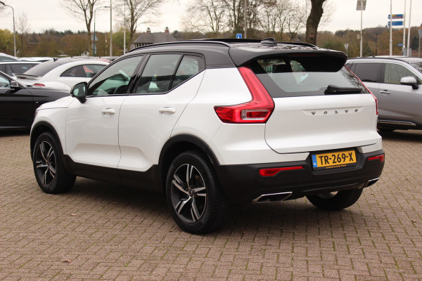 Volvo XC40 2.0 T4 R-Design / Trekhaak / Panoramadak / Camera / Harman Kardon / Leder&Alcantara / 19'' / Bliss / CarPlay / Stoelverwarming / DAB / ACC