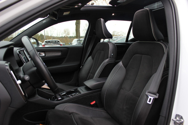 Volvo XC40 2.0 T4 R-Design / Trekhaak / Panoramadak / Camera / Harman Kardon / Leder&Alcantara / 19'' / Bliss / CarPlay / Stoelverwarming / DAB / ACC