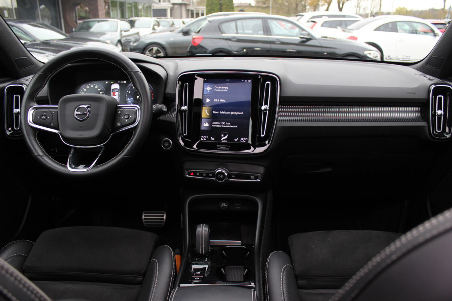 Volvo XC40 2.0 T4 R-Design / Trekhaak / Panoramadak / Camera / Harman Kardon / Leder&Alcantara / 19'' / Bliss / CarPlay / Stoelverwarming / DAB / ACC