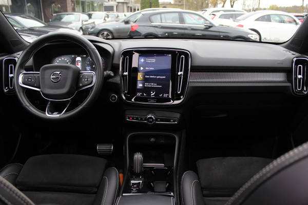 Volvo XC40 2.0 T4 R-Design / Trekhaak / Panoramadak / Camera / Harman Kardon / Leder&Alcantara / 19'' / Bliss / CarPlay / Stoelverwarming / DAB / ACC