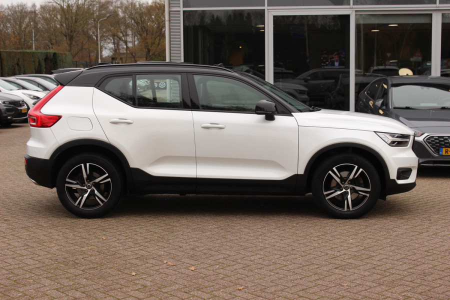 Volvo XC40 2.0 T4 R-Design / Trekhaak / Panoramadak / Camera / Harman Kardon / Leder&Alcantara / 19'' / Bliss / CarPlay / Stoelverwarming / DAB / ACC