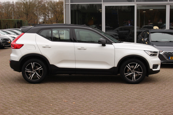 Volvo XC40 2.0 T4 R-Design / Trekhaak / Panoramadak / Camera / Harman Kardon / Leder&Alcantara / 19'' / Bliss / CarPlay / Stoelverwarming / DAB / ACC