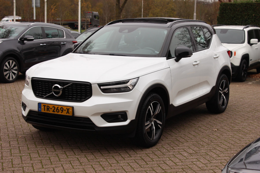 Volvo XC40 2.0 T4 R-Design / Trekhaak / Panoramadak / Camera / Harman Kardon / Leder&Alcantara / 19'' / Bliss / CarPlay / Stoelverwarming / DAB / ACC