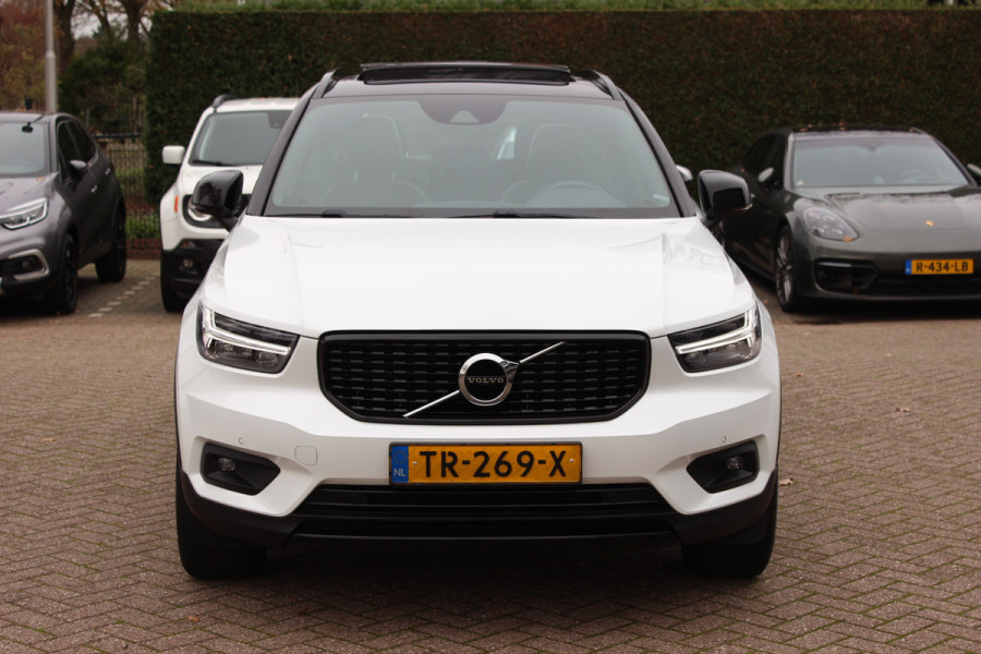 Volvo XC40 2.0 T4 R-Design / Trekhaak / Panoramadak / Camera / Harman Kardon / Leder&Alcantara / 19'' / Bliss / CarPlay / Stoelverwarming / DAB / ACC
