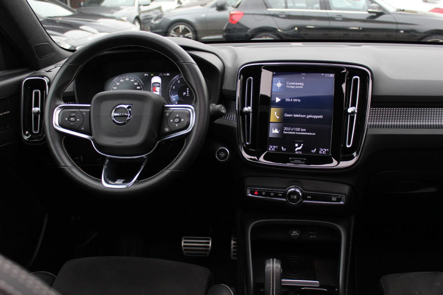 Volvo XC40 2.0 T4 R-Design / Trekhaak / Panoramadak / Camera / Harman Kardon / Leder&Alcantara / 19'' / Bliss / CarPlay / Stoelverwarming / DAB / ACC