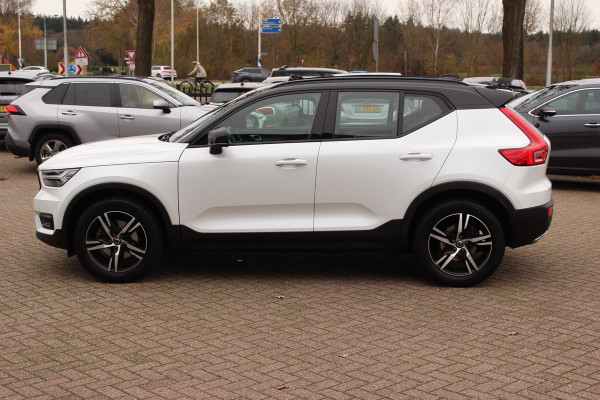 Volvo XC40 2.0 T4 R-Design / Trekhaak / Panoramadak / Camera / Harman Kardon / Leder&Alcantara / 19'' / Bliss / CarPlay / Stoelverwarming / DAB / ACC