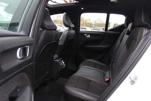 Volvo XC40 2.0 T4 R-Design / Trekhaak / Panoramadak / Camera / Harman Kardon / Leder&Alcantara / 19'' / Bliss / CarPlay / Stoelverwarming / DAB / ACC