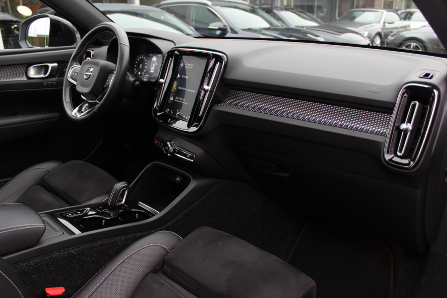 Volvo XC40 2.0 T4 R-Design / Trekhaak / Panoramadak / Camera / Harman Kardon / Leder&Alcantara / 19'' / Bliss / CarPlay / Stoelverwarming / DAB / ACC