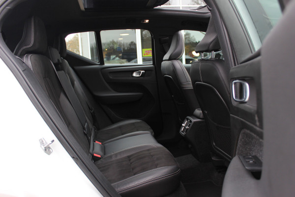 Volvo XC40 2.0 T4 R-Design / Trekhaak / Panoramadak / Camera / Harman Kardon / Leder&Alcantara / 19'' / Bliss / CarPlay / Stoelverwarming / DAB / ACC