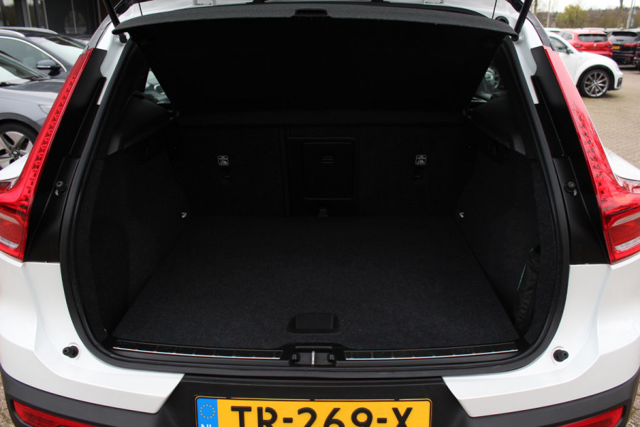 Volvo XC40 2.0 T4 R-Design / Trekhaak / Panoramadak / Camera / Harman Kardon / Leder&Alcantara / 19'' / Bliss / CarPlay / Stoelverwarming / DAB / ACC