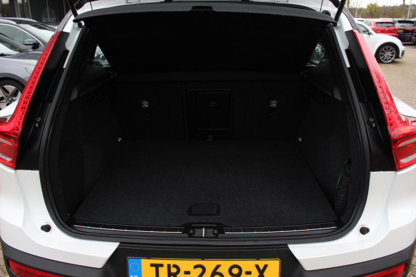 Volvo XC40 2.0 T4 R-Design / Trekhaak / Panoramadak / Camera / Harman Kardon / Leder&Alcantara / 19'' / Bliss / CarPlay / Stoelverwarming / DAB / ACC