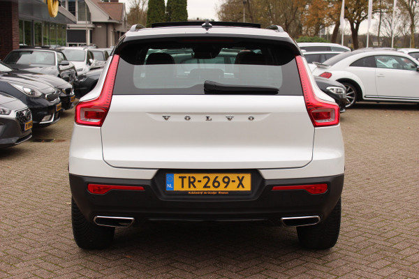 Volvo XC40 2.0 T4 R-Design / Trekhaak / Panoramadak / Camera / Harman Kardon / Leder&Alcantara / 19'' / Bliss / CarPlay / Stoelverwarming / DAB / ACC