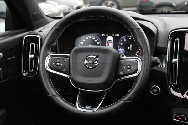 Volvo XC40 2.0 T4 R-Design / Trekhaak / Panoramadak / Camera / Harman Kardon / Leder&Alcantara / 19'' / Bliss / CarPlay / Stoelverwarming / DAB / ACC