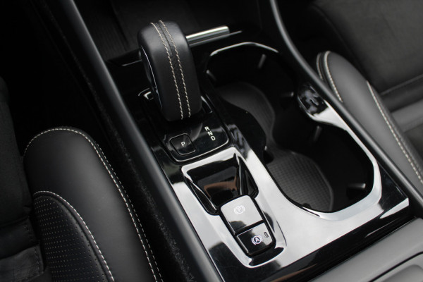 Volvo XC40 2.0 T4 R-Design / Trekhaak / Panoramadak / Camera / Harman Kardon / Leder&Alcantara / 19'' / Bliss / CarPlay / Stoelverwarming / DAB / ACC