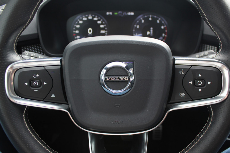 Volvo XC40 2.0 T4 R-Design / Trekhaak / Panoramadak / Camera / Harman Kardon / Leder&Alcantara / 19'' / Bliss / CarPlay / Stoelverwarming / DAB / ACC